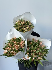 Охапка альстромерии в персиковом оттенке 10 шт