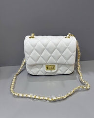 stilnaya-sumka-krossbodi-v-stile-shanel-s-dlinnoj-cepochkoj