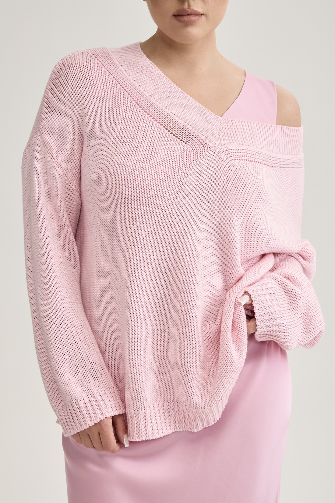Джемпер вязаный на одно плечо, розовый