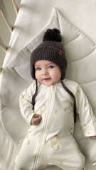 Шапка вязаная на завязках с помпоном (графит)