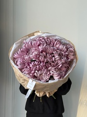 Моно букет из одноголовой кудрявой хризантемы в розовом оттенке