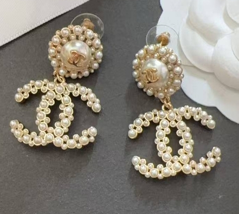 20153- Серьги с подвесками в форме логотипа CHANEL с микрожемчугом