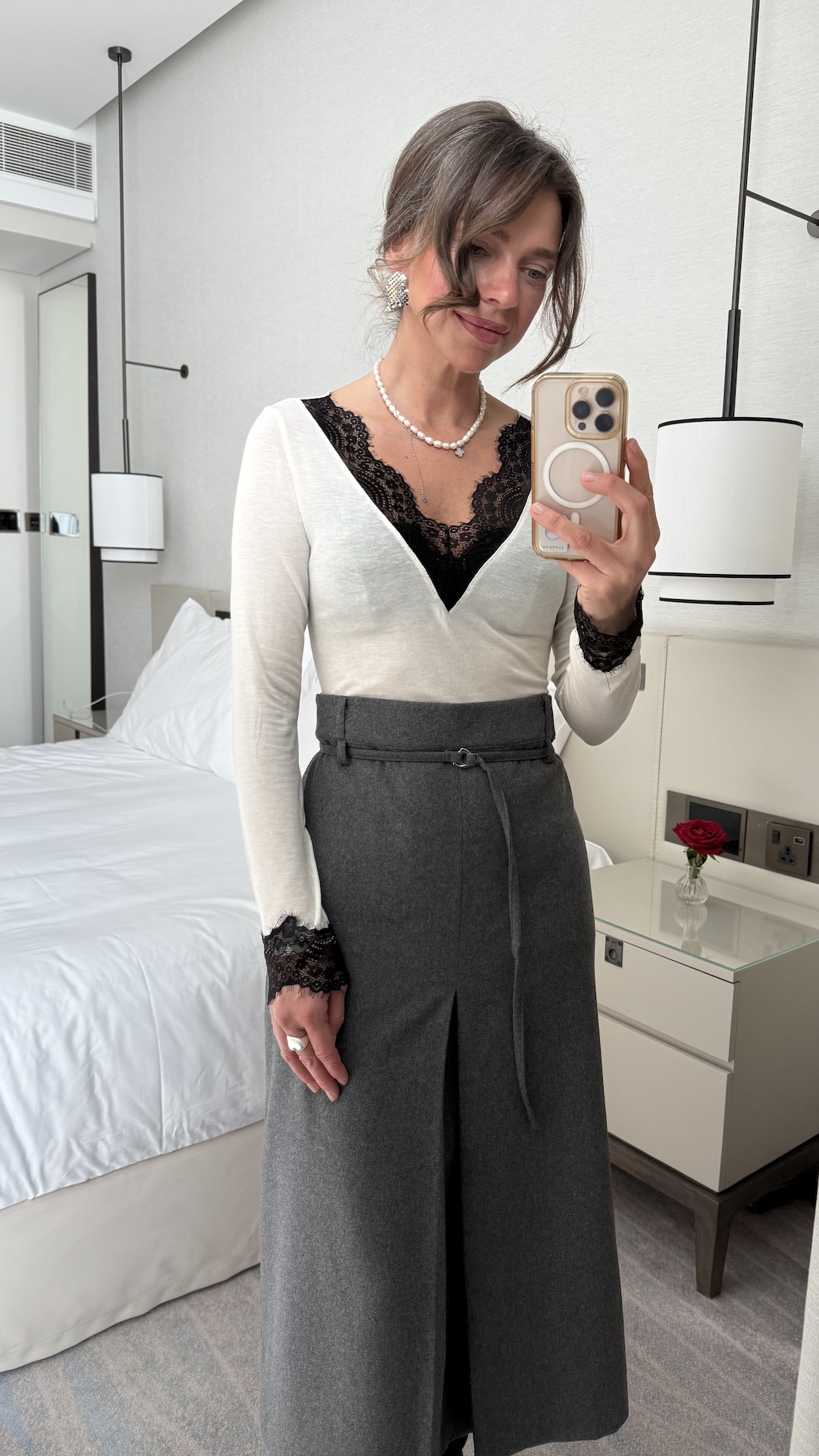 Лонгслив с кашемиром и кружевом на вырезе