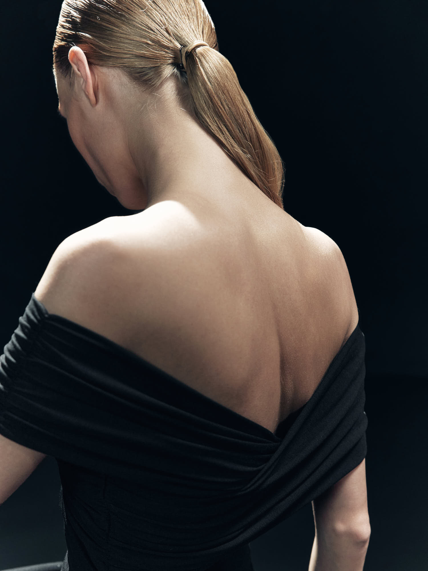 

Платье Кассандра с открытыми плечами, Черный
