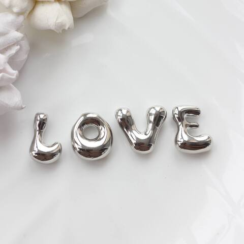 Слово из букв LOVE в серебре