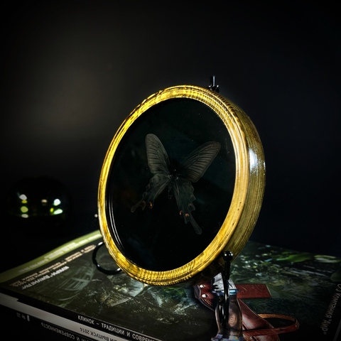 Композиция в рамке на подставке