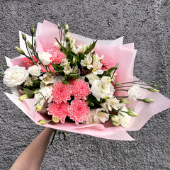 Яркий букет с эустомой, хризантемой и альстромерией