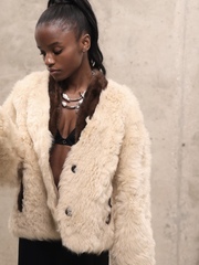 Короткая бежевая шуба из овчины со вставками из меха норки