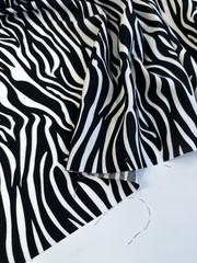 Вискоза штапель Зебра на черном фоне