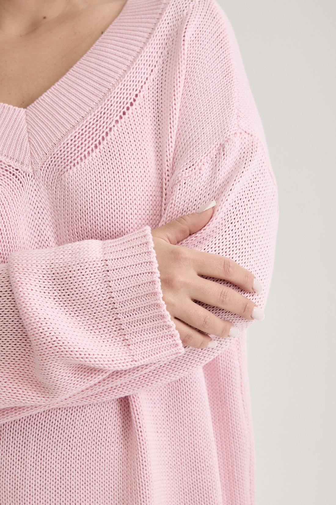 Джемпер вязаный на одно плечо, розовый