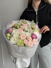 Букет сборный из хризантемы, кустовых пионовидных роз, пионов, диантусов и ромашки