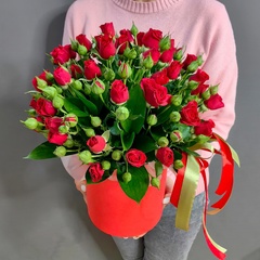 Коробка с красными кустовыми розами "Mirabel"