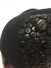 Черная шапочка с сердечком из черных пуговок разного размера. Пуговки пришиты вручную.