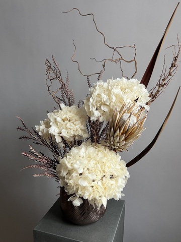 Композиция в кашпо Протея