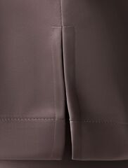 Элегантный топ с V вырезом из струящегося сатина  D23.068 (129719)