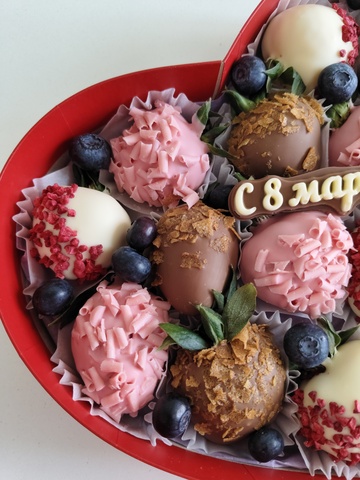 Сердце из клубники в шоколаде на 8 марта