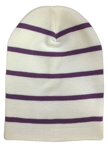 Зимняя двухслойная удлиненная шапочка бини c полосками. Тонкие фиолетовые полочки на белом фоне.