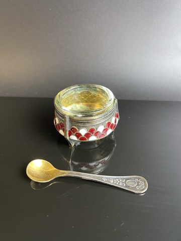 Солонка с ложечкой и декором в виде чешуи, мельхиор (медь-никель), эмали, стекло, золочение, Мстерский завод художественных изделий «Ювелир», СССР, 1970-1990 гг