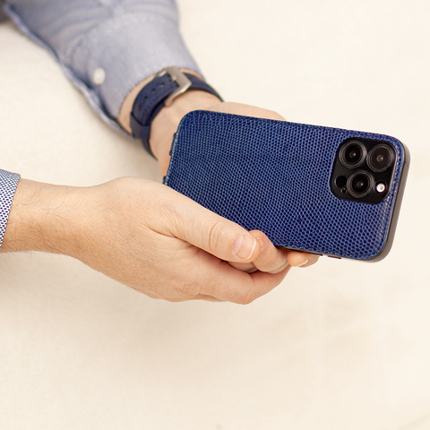 Чехол для iPhone 16 Pro кожаный, ящерица синего цвета