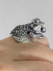 Жаба с бусиной (кольцо  из серебра)