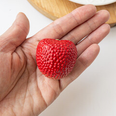 Клубника крупная 4 см, реалистичная, пластиковая, 1 ветка - 3 ягоды, набор 2 ветки 11 см.