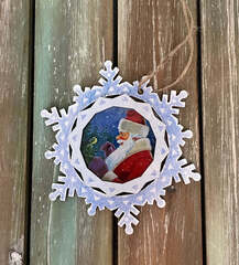 Деревянная игрушка на елку. Художник Владимир Зарубин Дед Мороз с птицей