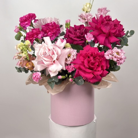 Композиция с розово-малиновыми розами в шляпной коробке