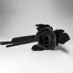 Плеть чёрная роза лаковая с кожаными хвостами