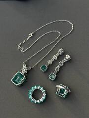 31949- Кольцо-дорожка из серебра 925 пробы с вставками цвет турмалин/параиба в огранке багет