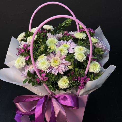 Сумочка с хризантемами и сортовой гвоздикой в зелени