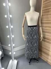 Вискоза штапель Зебра на черном фоне