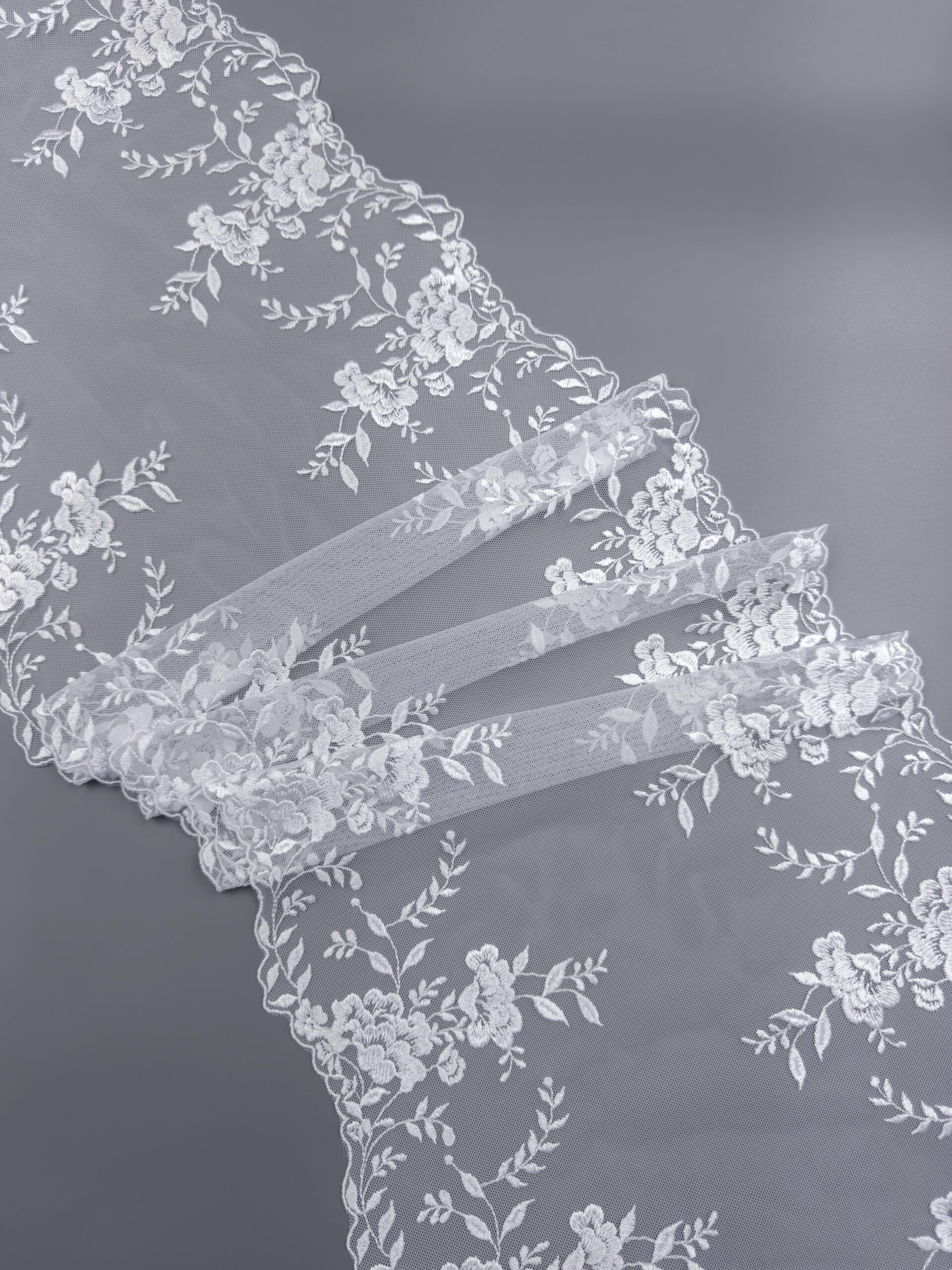 Вышивка на сетке кипельно-белая неэластичная ширина 24 см ОТРЕЗЫ