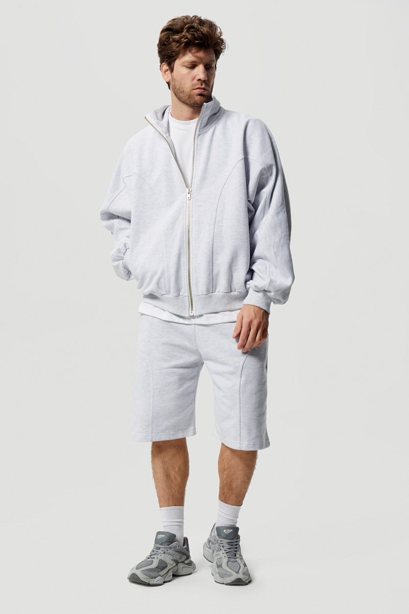 Серый костюм с шортами и худи