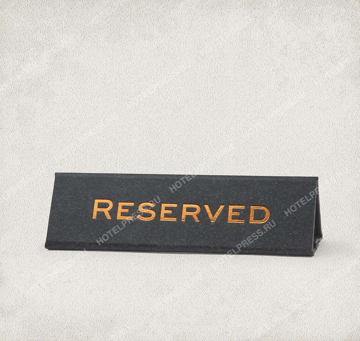 Табличка "RESERVED" с тиснением золотой фольгой