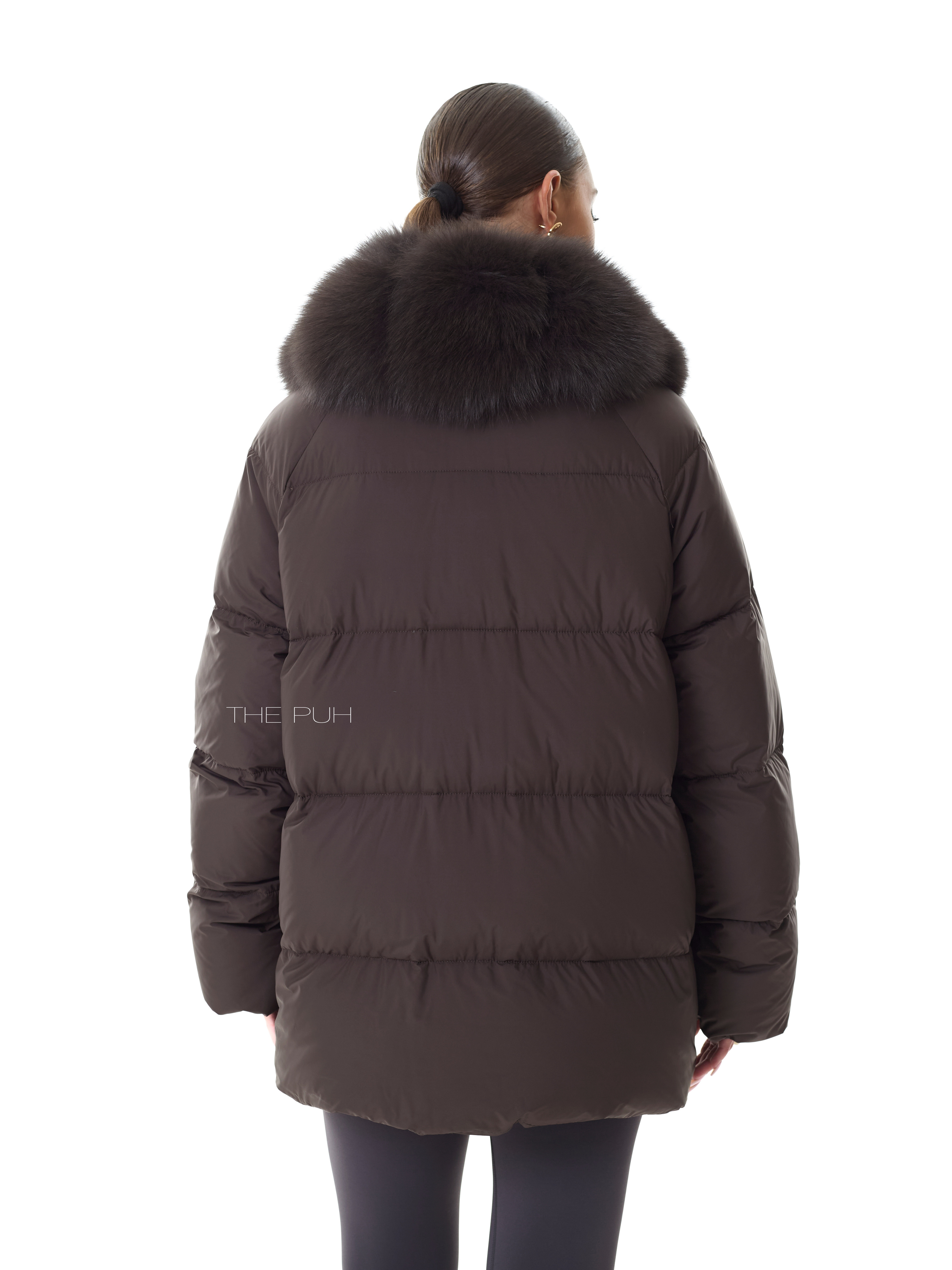 Шоколадный удлиненный пуховик с поясом и меховым воротником