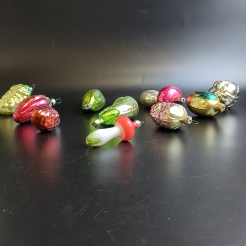 Ёлочные игрушки набор из 10 разных штук, грибочки, ягодки, фрукты и др, стекло, подвесные, винтаж времён СССР 1960-1980 гг. Советские ёлочные игрушки и украшения. Состояние и комплектация на фото, могут присутствовать незначительные неровности и сколы, закрытые металлическим подвесом (под подвесом).