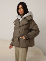 Укороченный пуховик цвета капучино с серым объемным капюшоном