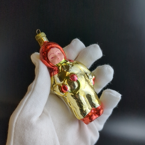 Ёлочная игрушка "Малыш с погремушкой", 10.5 см, стекло, ручная роспись, подвесная, винтаж времён СССР 1960-1980 гг. Советские ёлочные игрушки и украшения. Состояние и комплектация на фото.