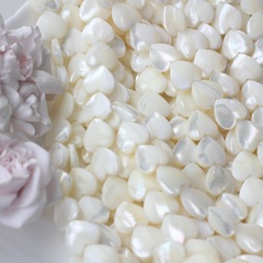 Перламутр натуральный, в форме сердца 15 мм, 1 нить ПР110