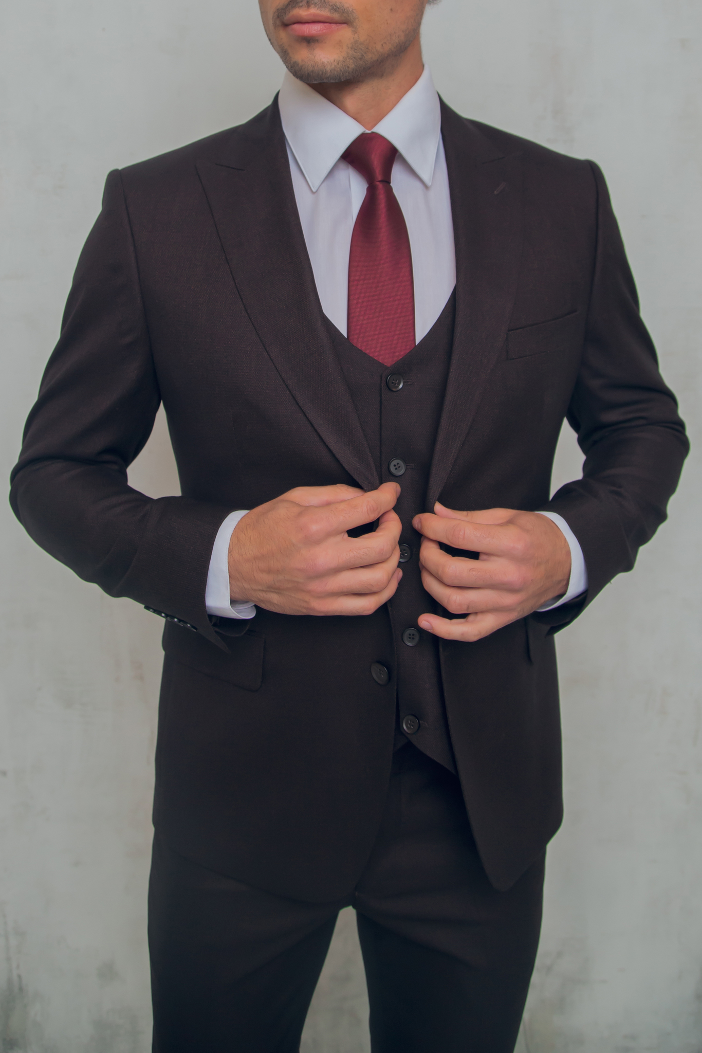 костюм тройка мужской черный. оливковый костюм тройка мужской. костюм тройка мужской. мужские тройки в москве. магазины с мужскими костюмами.