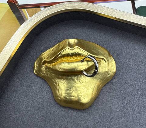 22829 - Стильная брошь ГУБЫ (LIPS) в стиле Schiaparelli