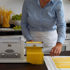 Marcato Pasta Fresca (110V) amassadeira com os acessórios para cortar macarrão e rolando massa.