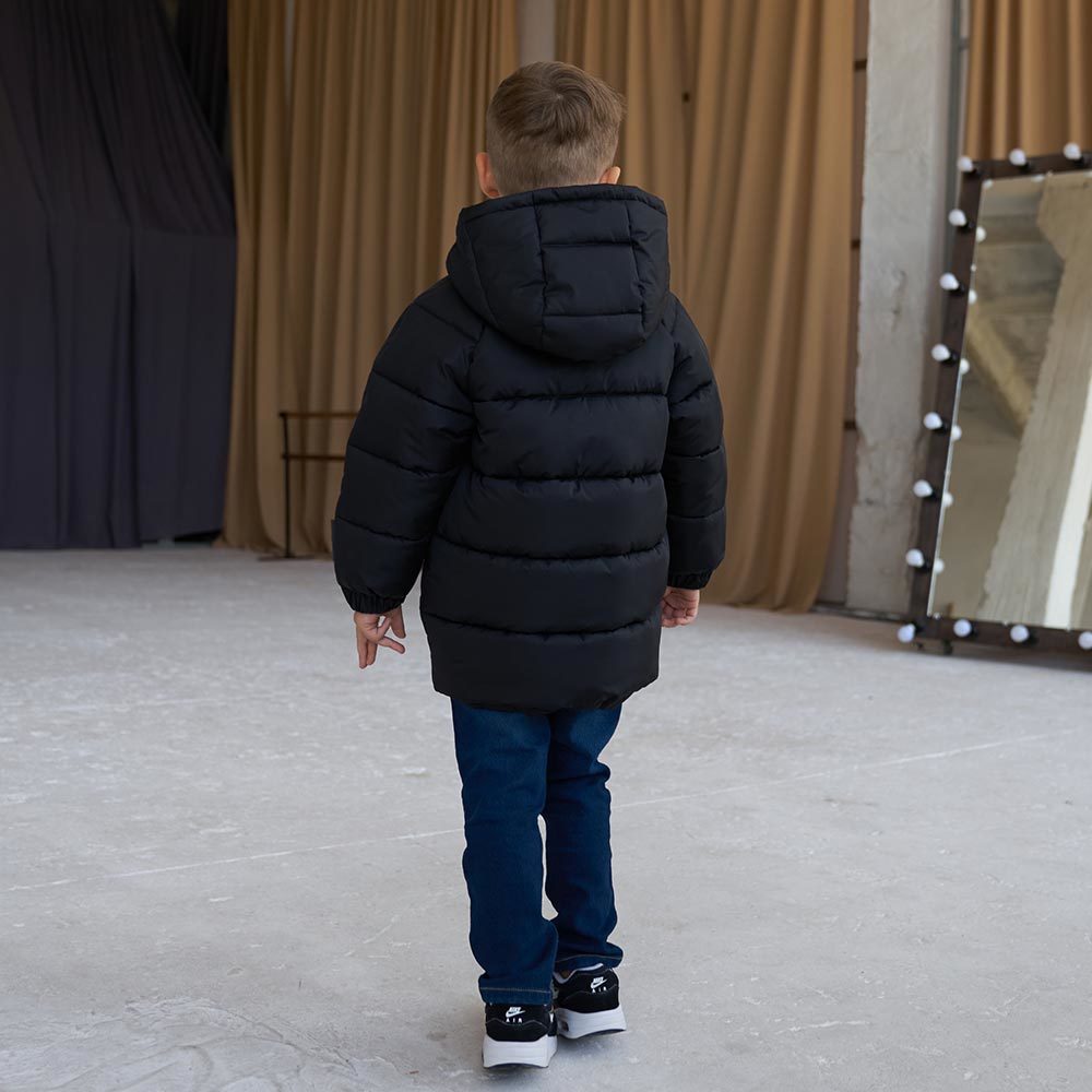 Дитяча подовжена зимова куртка в чорному кольорі для хлопчика