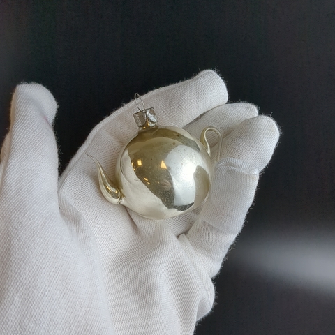 Ёлочная игрушка "Чайник" миниатюрный, стекло тонкое, подвесная, винтаж времён СССР 1960-1980 гг. Советские ёлочные игрушки и украшения. Состояние и комплектация на фото.