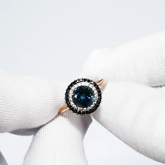 714973-kolco-iz-zolota-585-proby-s-london-topazom-i-chernymi-fianitami