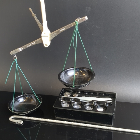 Весы равноплечные ручные с набором разновесов СССР