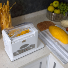 Marcato Pasta Fresca (110V) amassadeira com os acessórios para cortar macarrão e rolando massa.