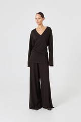 Лонгслив с V-образным вырезом