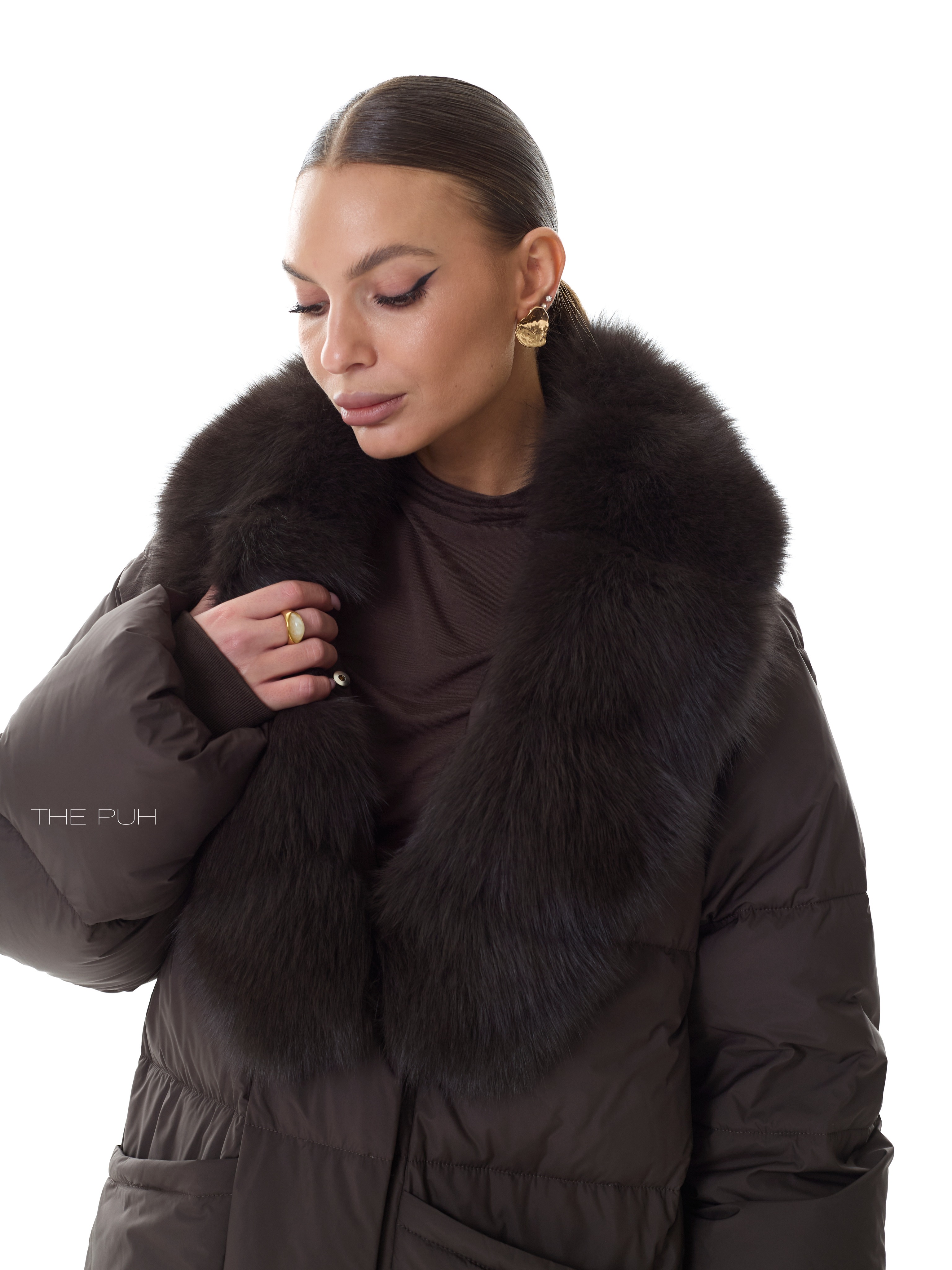 Шоколадный удлиненный пуховик с поясом и меховым воротником