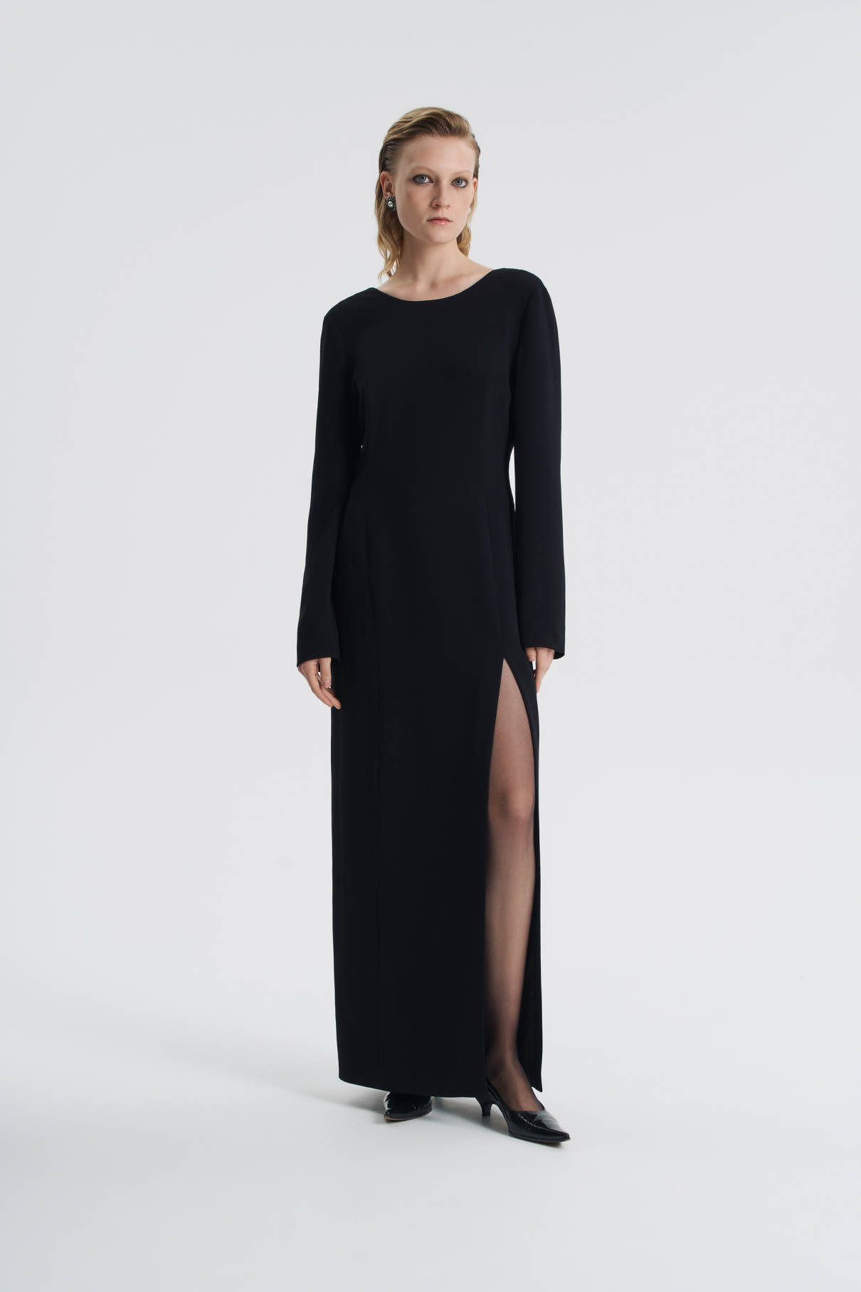 Платье в пол с вырезом на спине